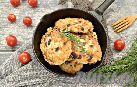 Вкусные, аппетитные, сочные куриные котлеты с шампиньонами перекладываем со сковороды на тарелки и, дополнив любимым гарниром, подаём к столу.