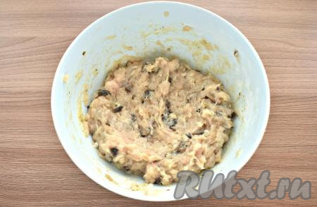 Курино-грибная масса для формирования котлет должна получиться вязкой. Если фарш недостаточно вязок, добавьте ещё 1 столовую ложку муки.