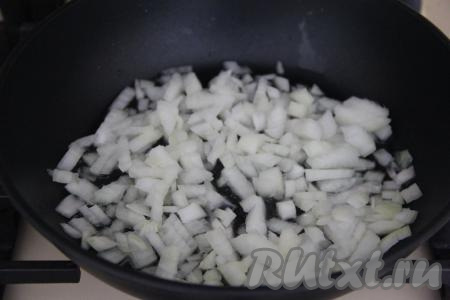 Почистить и мелко нарезать луковицу. В сковороду влить масло, разогреть его, выложить лук и обжаривать его до прозрачности (минуты 3) на среднем огне, периодически перемешивая, чтобы он не подгорел.
