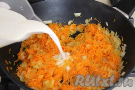 Влить молочный соус в сковороду к овощам, довести до кипения на медленном огне.