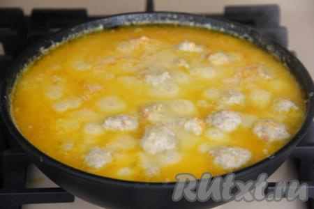 Накрыть сковороду крышкой и томить фрикадельки в течение 30 минут на медленном огне (периодически фрикадельки можно поворачивать со стороны на сторону, чтобы они равномерно пропитались молочным соусом).&nbsp;