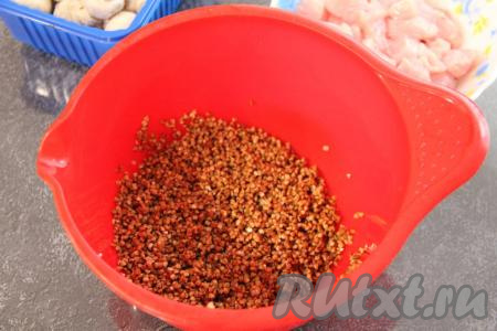 Гречку тщательно промыть, убирая испорченные зёрна, затем слить лишнюю воду.