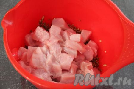 Соединить гречку и кусочки куриного мяса в объёмной миске.