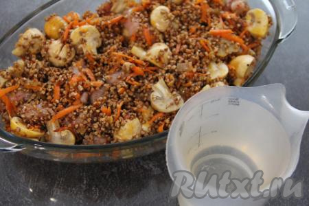 Выложить гречку с курицей и шампиньонами в жаропрочную форму.&nbsp;