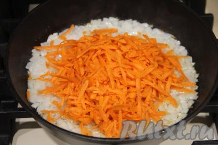 Когда лук станет прозрачным, добавить к нему натёртую на крупной тёрке морковку.&nbsp;