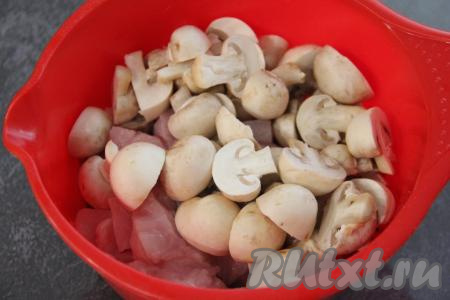 К гречке и курице добавить шампиньоны, разрезанные пополам.