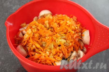 В эту же миску добавить обжаренные овощи.