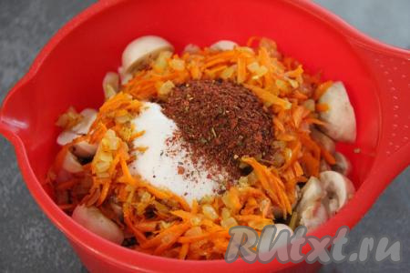 Всыпать соль и специи по вкусу, перемешать.&nbsp;