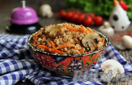 Достать готовое блюдо из духовки, разложить по тарелкам и подать вкусную, аппетитную, сытную гречку с кусочками курицы и шампиньонами к столу.