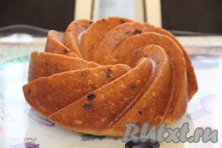 Готовность проверить сухой деревянной шпажкой (если шпажка после прокола творожного кекса останется сухой, значит пришло время вынимать его из духовки). Форму достать из духовки, дать слегка остыть, после этого аккуратно переложить кекс из формы на тарелку и оставить остывать.