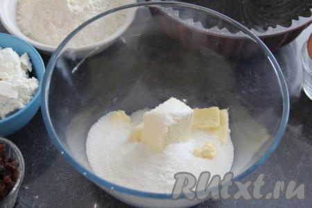 В достаточно объёмную миску выложить размягчившееся сливочное масло, всыпать к нему сахар.&nbsp;