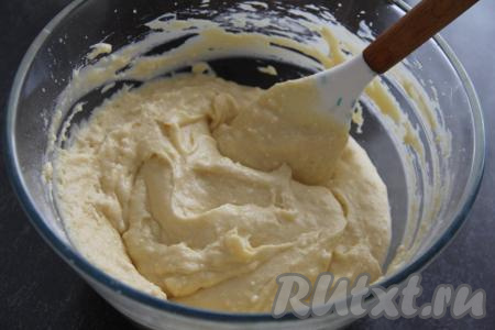 Творожное тесто для кекса должно получиться воздушным и в меру густым, как на фото.