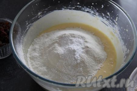 Отмерить муку, затем 1 чайную ложку муки от общей массы отложить в сторону (она нам понадобится для смешивания с изюмом). В миску всыпать просеянную муку, разрыхлитель и ванилин, перемешать тесто лопаткой (или ложкой).