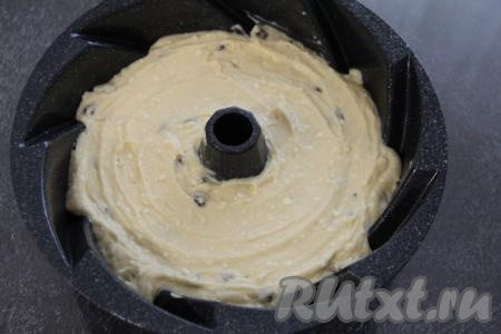 В форму для выпечки (я взяла литую форму для выпечки диаметром 22 сантиметра, её, как и силиконовую форму, предварительно можно не смазывать маслом, все остальные виды форм лучше смазывать маслом) выложить тесто, заполняя форму на 2/3 объёма.