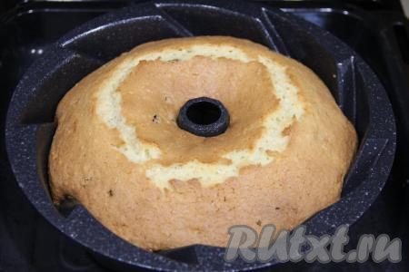 Поставить форму в хорошо разогретую духовку и выпекать творожный кекс с изюмом минут 45 при температуре 180 градусов.