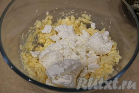 Взбить масло с сахаром миксером до однородности (в течение 2-3 минут). Затем добавить творог.