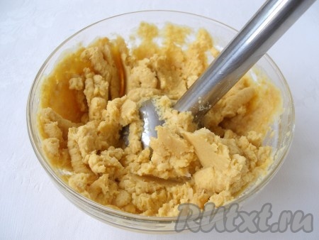 С помощью блендера сделать из нута пюре средней густоты, добавляя воду, в которой он варился (несколько горошин нута оставить для украшения).