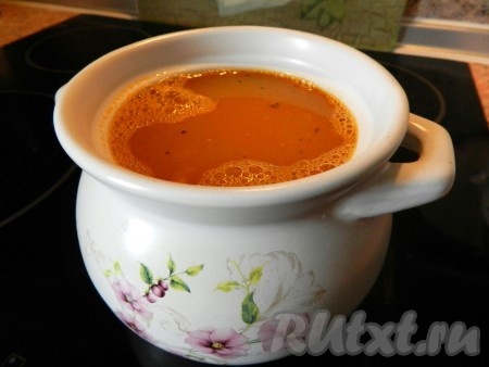 Переложить мясо курицы с овощами в кастрюлю, залить 2 литрами воды, поставить на огонь, варить с момента закипания на небольшом огне 10 минут. Затем выложить в кастрюлю пюре из нута, перемешать, чтобы пюре растворилось. Подсолить суп по вкусу. Довести до кипения, поварить на небольшом огне 5-7 минут и убрать с огня.