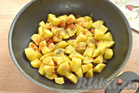 По вкусу солим, приправляем специями (я использовала чёрный молотый перец и молотую паприку, вы можете добавить свои любимые приправы).