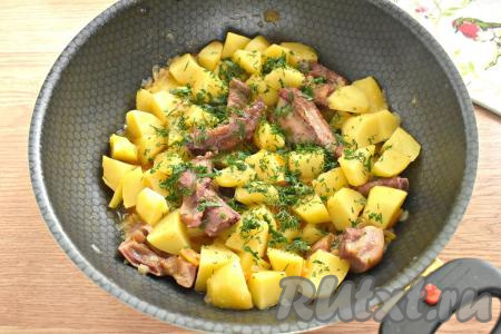 После закипания воды накрываем сковороду крышкой и тушим на минимальном огне картошку с копчёными рёбрышками приблизительно 30-35 минут. Картошка должна стать мягкой. Готовое блюдо посыпаем измельчённой зеленью (я взяла укроп и петрушку).