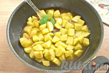 Вливаем кипячёную воду, которая должна быть немного ниже уровня картошки.