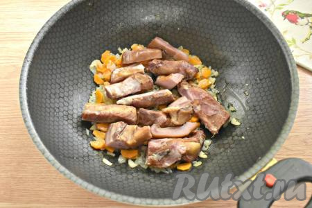 Добавляем к овощам копчёные рёбрышки (длинные косточки разрубаем пополам), перемешиваем, прогреваем минуты 3-4.