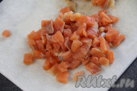 Картофель и морковь вымыть, переложить в кастрюлю, залить овощи полностью водой и отварить в кожуре до готовности (обычно на это требуется минут 25-30, готовые овощи будут легко прокалываться ножом). Свеклу тоже вымыть и отварить в другой кастрюле, не очищая от кожуры, до готовности (на отваривание свеклы обычно требуется 50-60 минут). Варёные морковку, свеклу и картошку достать из воды, полностью остудить, а непосредственно перед приготовлением салата очистить. Яйца сварить вкрутую (на отваривание с момента закипания воды потребуется минут 10), затем охладить их в ледяной воде и очистить. Солёную красную рыбку нарезать на мелкие кубики.