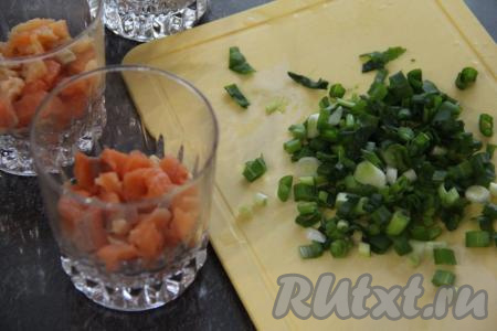 Зелёный лук вымыть и мелко нарезать. Салат будем выкладывать слоями. Можно выложить в один глубокий салатник или сделать порционную подачу в креманках или стаканах (я сделала порционную подачу, выкладывая салат "Королевская шуба" в 3 стакана). Первым слоем выложить рыбку, затем положить слой зелёного лука (если делаете порционную подачу, тогда равномерно раскладывайте ингредиенты по стаканам или креманкам).