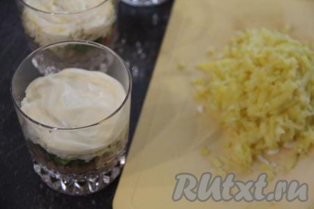 Картошку натереть на крупной тёрке и выложить следующим слоем.