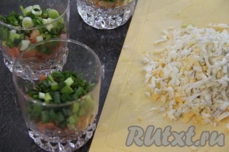 Натереть яйца на крупной тёрке, выложить их следующим слоем.