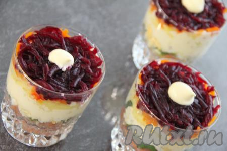 Выложить слой свеклы и слегка прижать слои. Смазать свекольный слой майонезом.