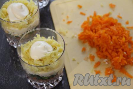 Смазать майонезом картофельный слой. Посолить по вкусу. Морковку тоже натереть на крупной тёрке.