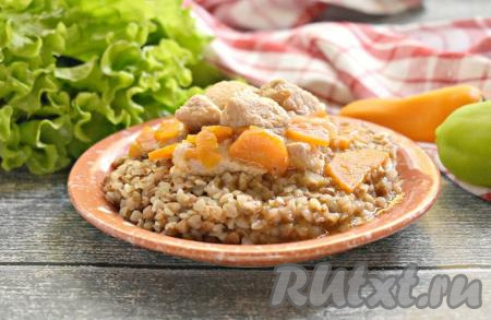 Рассыпчатую гречку с сочной, аппетитной подливой из свинины подаём к столу в горячем виде. Сытно и вкусно, попробуйте!