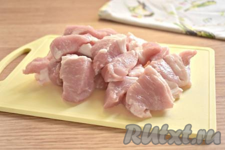 Готовить подливу из свинины к гречке лучше всего в толстостенной кастрюле (или в казане). Мякоть свинины промываем, обсушиваем и нарезаем на кубики размером примерно 3х3 сантиметра.