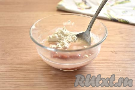 В небольшую миску выкладываем томатную пасту, добавляем муку, вливаем 2-3 столовых ложки воды комнатной температуры, тщательно перемешиваем томатный соус (до однородности).