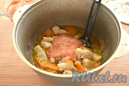 После того как свинина с овощами протушатся 10 минут, вливаем получившийся томатный соус, перемешиваем. Продолжаем тушить подливу из свинины ещё 15 минут (до мягкости мяса).