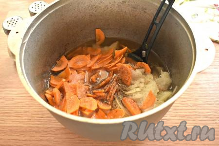 Сразу же вливаем 300-350 миллилитров тёплой кипячёной воды, солим, перчим, перемешиваем, доводим до кипения, а затем тушим под крышкой на небольшом огне 10 минут.