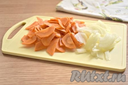 Очищаем морковку с луковицей. Нарезаем луковицу на тонкие полукольца (или четверть кольца). Морковку нарезаем на тонкие полукружочки (или кружочки).