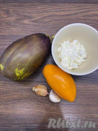 Подготовить ингредиенты для приготовления рулетиков из баклажана  с творожным сыром и помидором. Я взяла жёлтый помидор, подойдёт и красный помидорчик. Количество чеснока можете регулировать в зависимости от остроты, которую вы любите. Творожный сыр я использовала со сливочным вкусом, без добавок. Баклажан и помидор вымыть. Очистить чеснок.