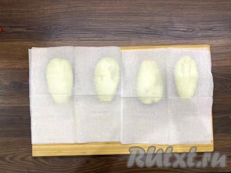 Оставить посоленные баклажаны минут на 10, затем промокнуть бумажным полотенцем, убирая выделившуюся жидкость. Включить духовку, выставить температуру 200 градусов.