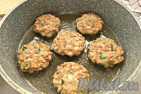Жарим рубленные котлеты до румяной поджаристой корочки с двух сторон (примерно по 5-7 минут с каждой стороны) на среднем огне.