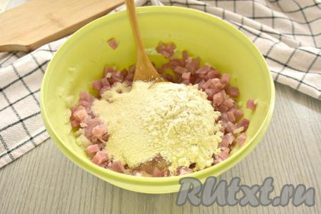 Сюда же всыпаем муку, манку, хорошо перемешиваем. Получившийся рубленный фарш из свинины оставляем минут на 15 (за это время фарш приобретёт нужную консистенцию и готовые котлетки получатся более нежными).