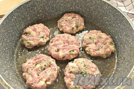 Формируем круглые котлеты (для того чтобы было проще лепить котлетки, можно смочить ладони холодной водой). У меня вышло 6 котлет. Выкладываем рубленные котлеты из свинины на сковороду, разогретую с растительным маслом.