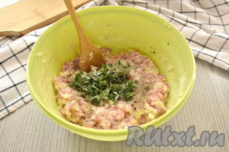 Спустя 15 минут в котлетную массу добавляем нарубленную свежую петрушку, солим и перчим, перемешиваем. Получается плотная и вязкая масса для приготовления рубленных свиных котлет.