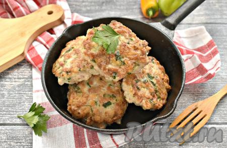 Рубленные котлеты, приготовленные из свинины на сковороде, получаются вкусными, очень аппетитными и достаточно сытными, к столу их подаём с гарниром и любимым соусом.