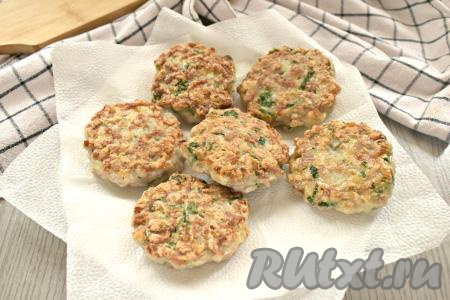 Со сковороды котлеты лучше выложить на бумажные салфетки, чтобы удалить лишнее масло.