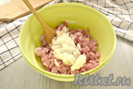 Очищаем репчатый лук, нарезаем мелко и добавляем к свинине, сразу перемешиваем. Можно, кстати, добавить ещё измельчённый чеснок для усиления вкуса котлет.