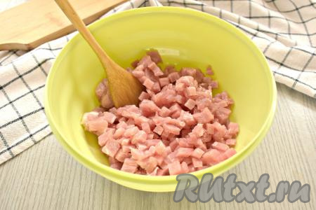 Для приготовления рубленных котлет мясо нужно нарезать на маленькие кусочки. Легче будет резать, если мясо будет слегка подморожено. Подмороженную мякоть свинины нарезаем на мелкие кубики и перекладываем в миску.