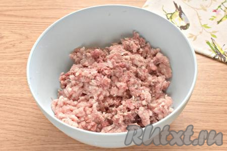 Фарш для котлет я приготовила, пропустив 250 грамм свинины и 250 грамм говядины через мясорубку (можно взять и покупной свино-говяжий фарш), перекладываем в объёмную миску.