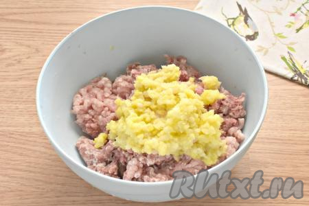 Очищенные картошку и лук нарезаем на части, пропускаем через мясорубку, добавляем к фаршу.